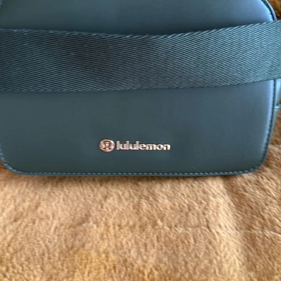 lululemon athletica Green Belt Bag Sleek Minimalist Design - Picture 4 of 7